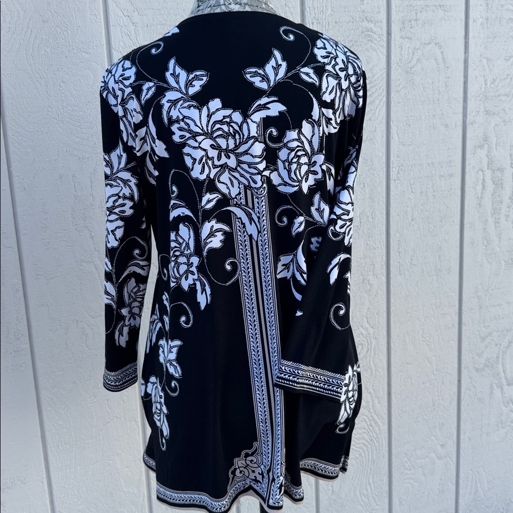 JM Collection Black and White Graphic Tunic with 3/4 Sleeves - Picture 4 of 6